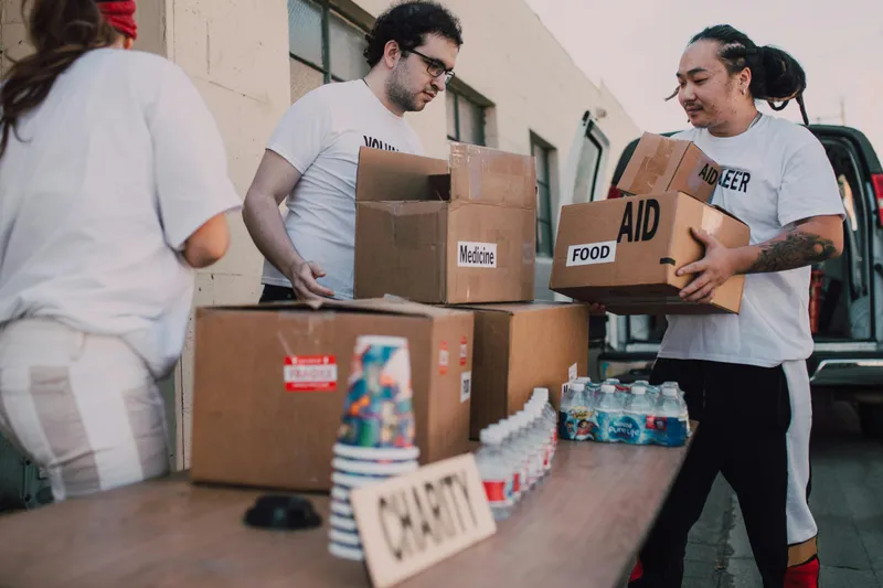 Voluntarios con camisetas personalizadas para acción solidaria